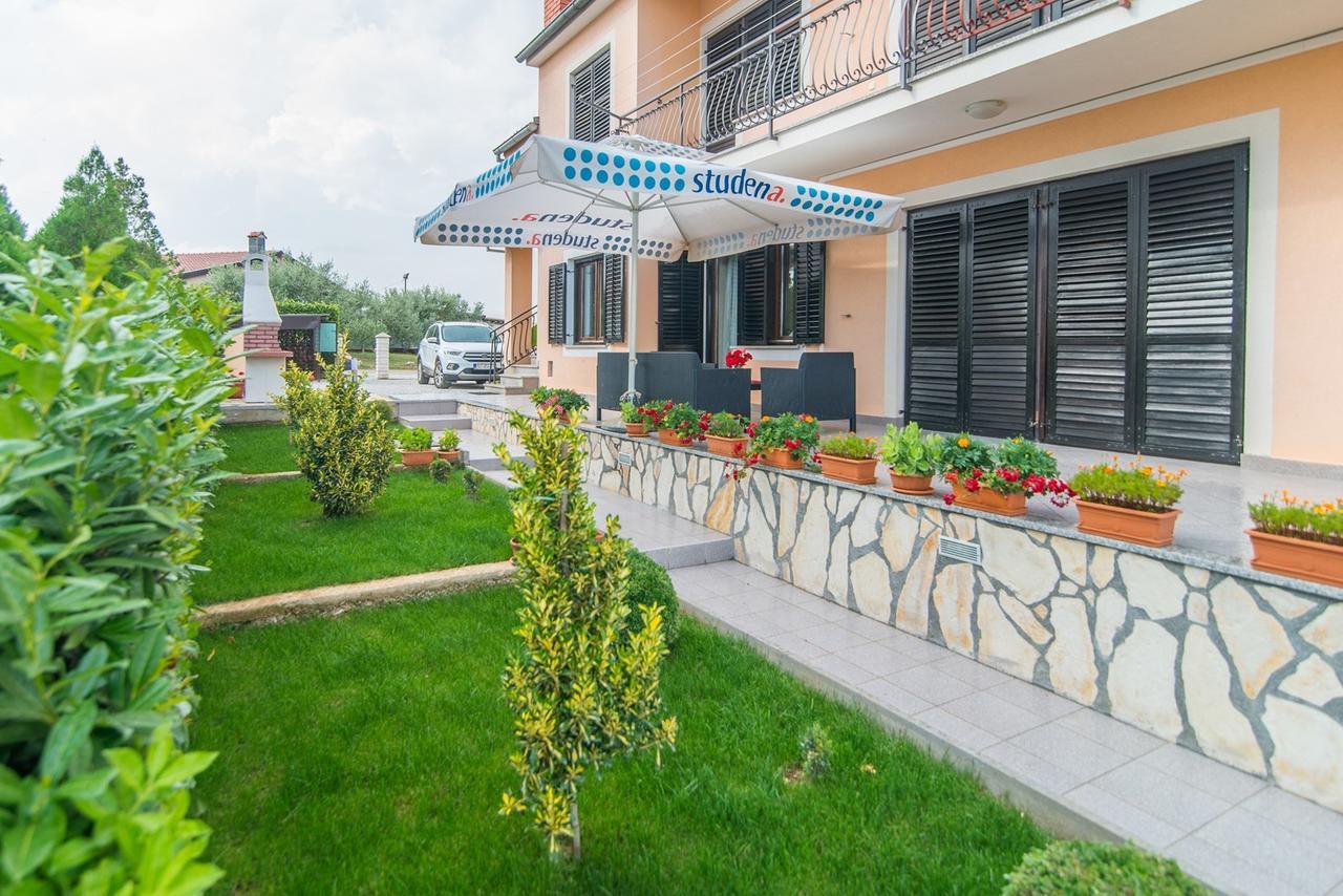 Apartment Stela โปเรช ภายนอก รูปภาพ