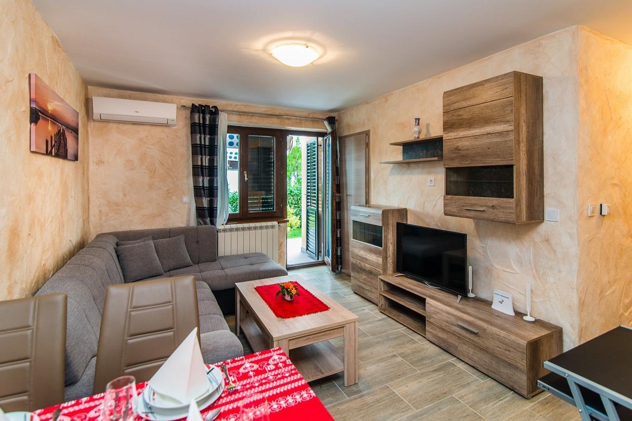 Apartment Stela โปเรช ภายนอก รูปภาพ