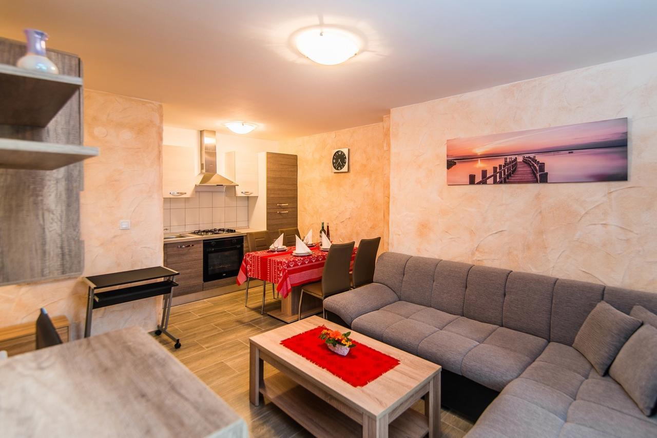 Apartment Stela โปเรช ภายนอก รูปภาพ